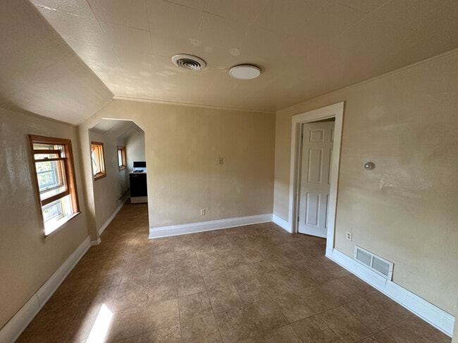 35 Cowing St Unit 2