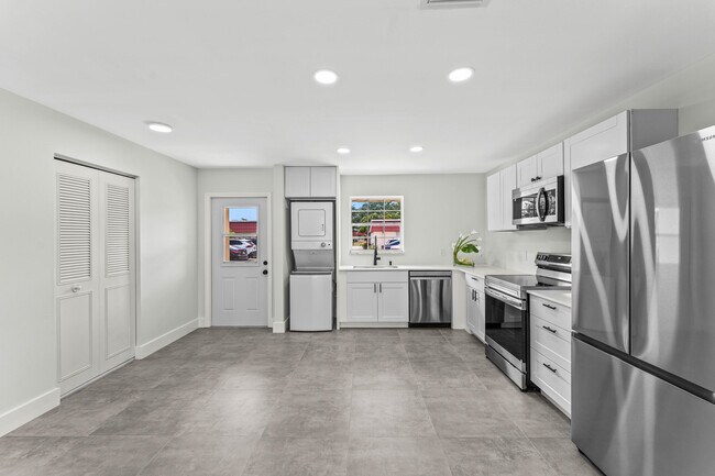 Photo - 711 Laconia Cir Unit B