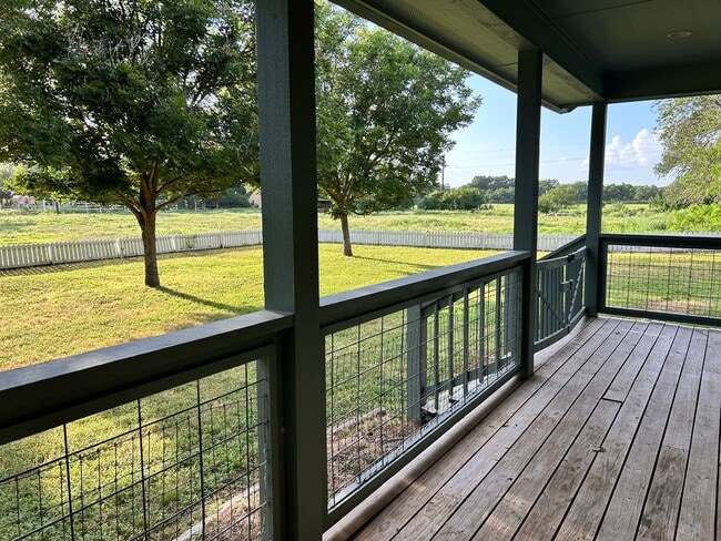 Building Photo - Country Living with Lake McQueeney Boat Ramp Access!