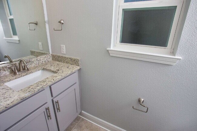 Photo - Great location! One block from DeVillier's Square and walking distance to Palafox.