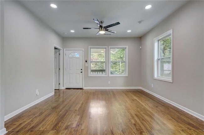 Photo - 807 Gilbert St SE