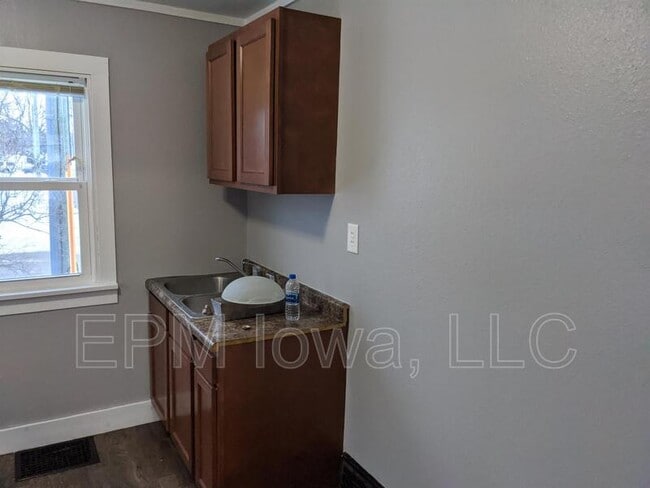 Photo - 609 1st St W