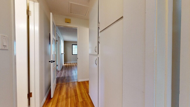 1BR, 1BA - 950SF - Hallway