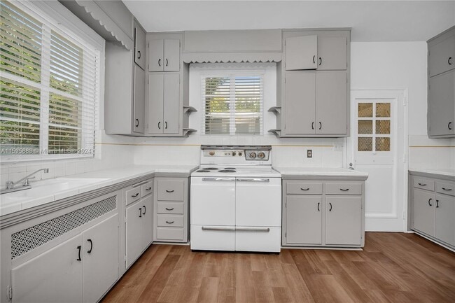 Photo - 1000 89th St