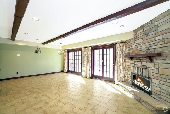 Building Photo - 16 Club Dr S Rental
