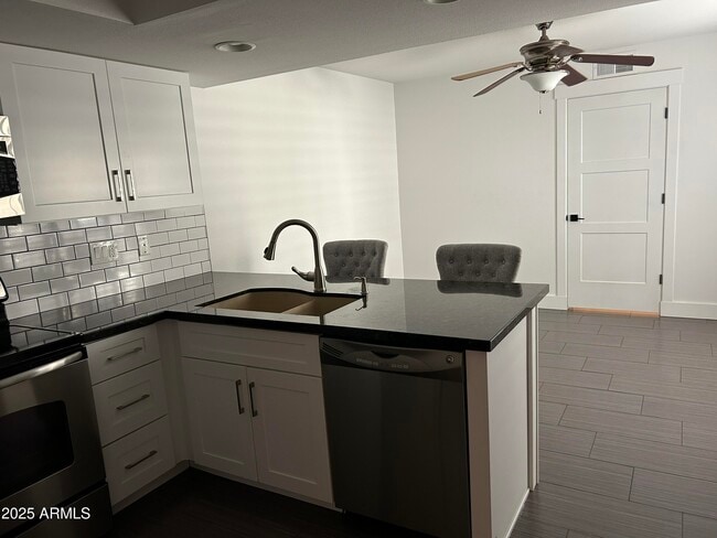 Photo - 320 E Larkspur Ln House