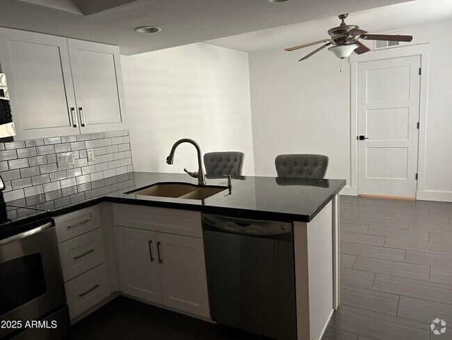 Building Photo - 320 E Larkspur Ln Rental