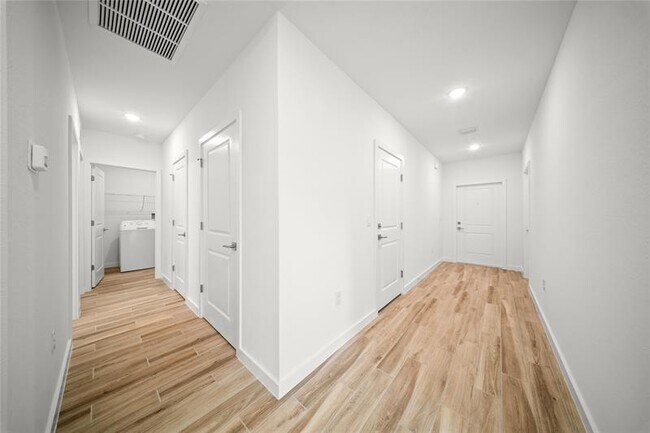 Photo - 1689 SW Abingdon Ave