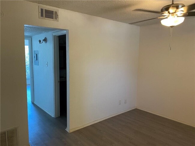 Photo - 2401 Manor Rd Unit 207