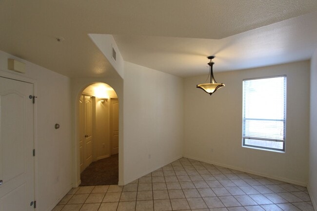 Photo - 3-Bedroom Summit Park Condo with Fireplace & Balcony Unidad 130