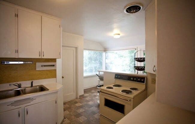 Campus St #C - Slocum Apartments