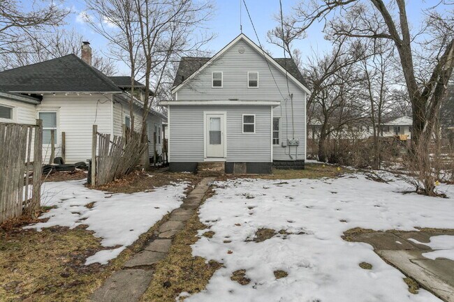 Photo - Now Available. Vouchers accepted! Unidad 2