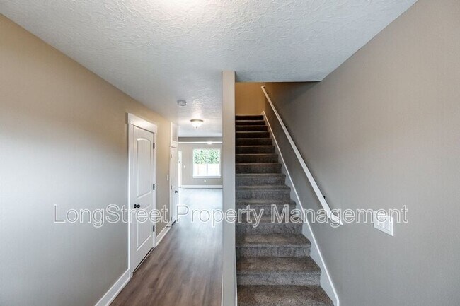 Photo - 272 Gwinn Street E