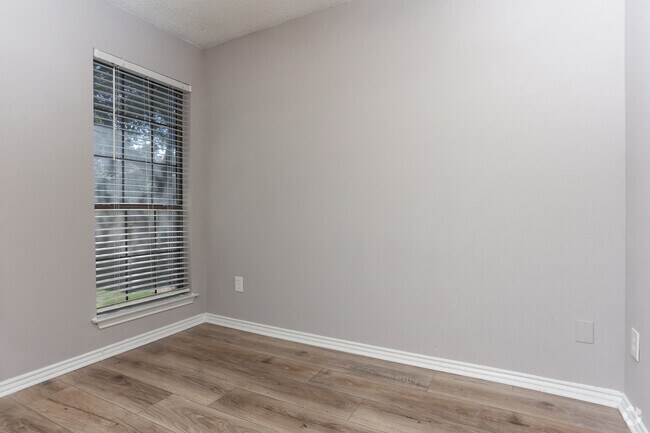 1BR, 1BA, Den - 877SF - Den - Legacy