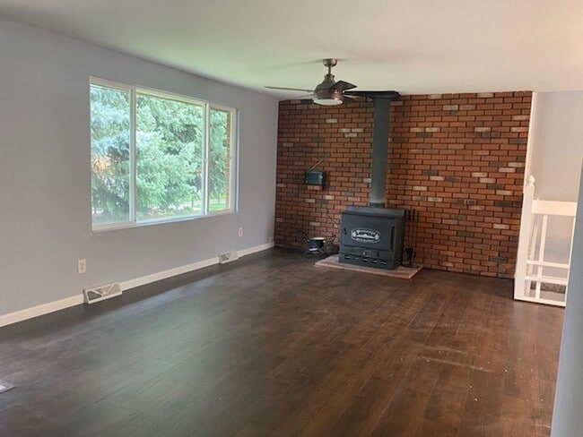 Building Photo - 4 Bedroom &  3 Bath Brick Ranch - $300 off first month's rent if Lease signed by 9/1 Unit A