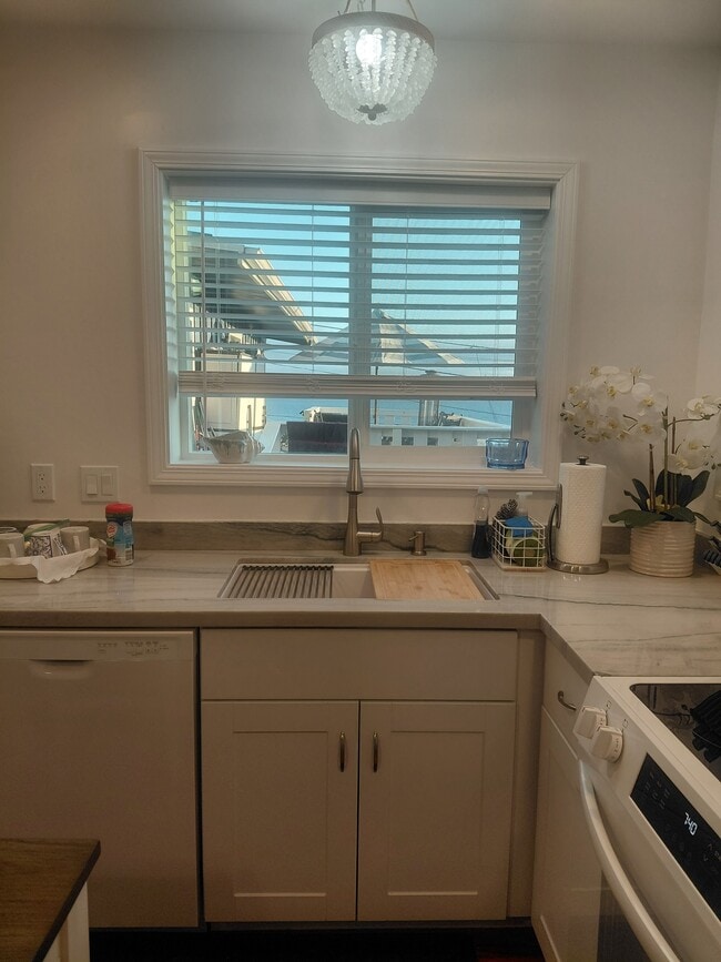 Photo - 959 St Mary Ave