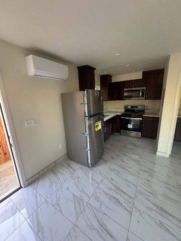 Photo - 1193 N Ardmore Ave Unidad 11