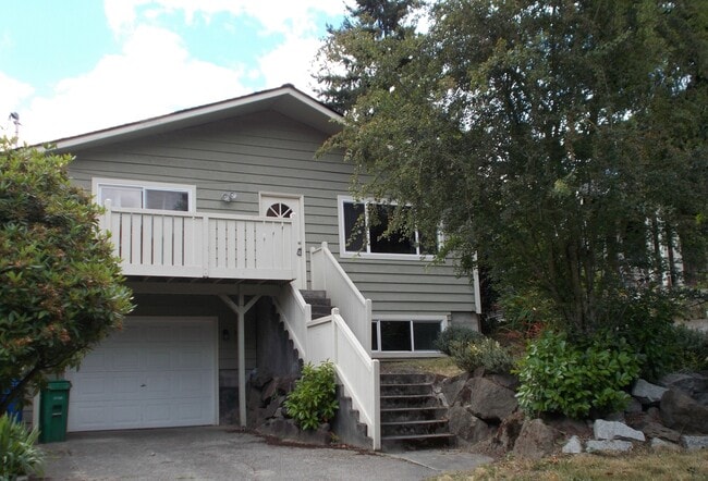 Building Photo - Spacious 4 Bedroom in Beacon Hill!  Lots of Updates, Perfect Location!