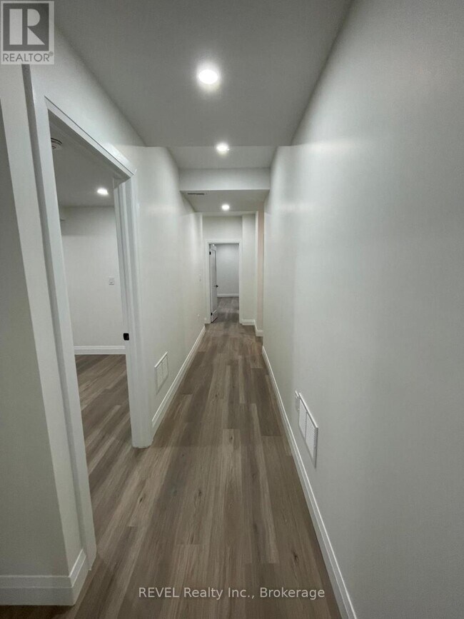 Photo - 1 Tilsonburg Ave