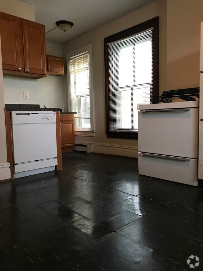 Building Photo - THREE 2 BEDROOM APARTMENTS IN THIS BUILDIN... Unit 2
