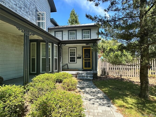 Photo - 744 Main St