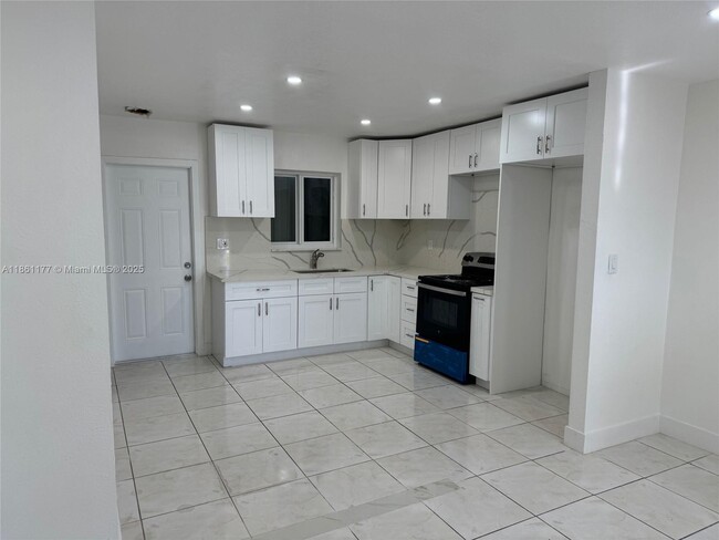 Building Photo - 732 SW 6th St Unit 732 Rental