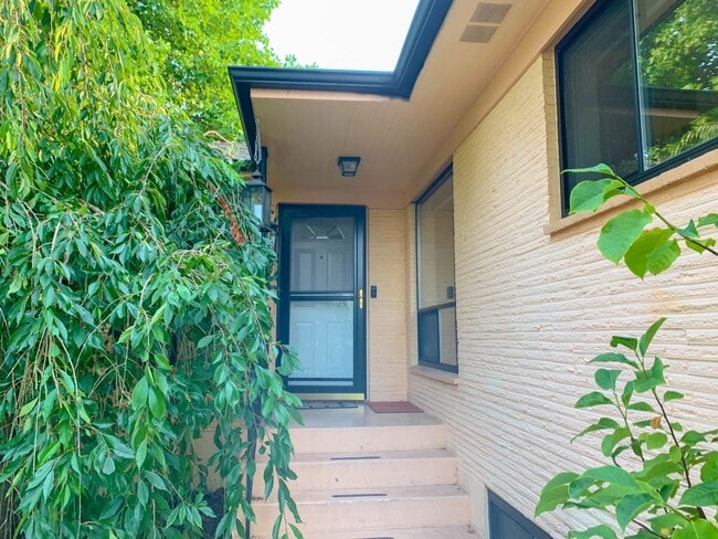 Photo - Spacious 4 bedroom house on a quiet North Ballard/Crown Hill  location