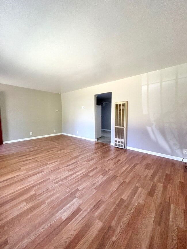 Photo - 3273 Lynde St