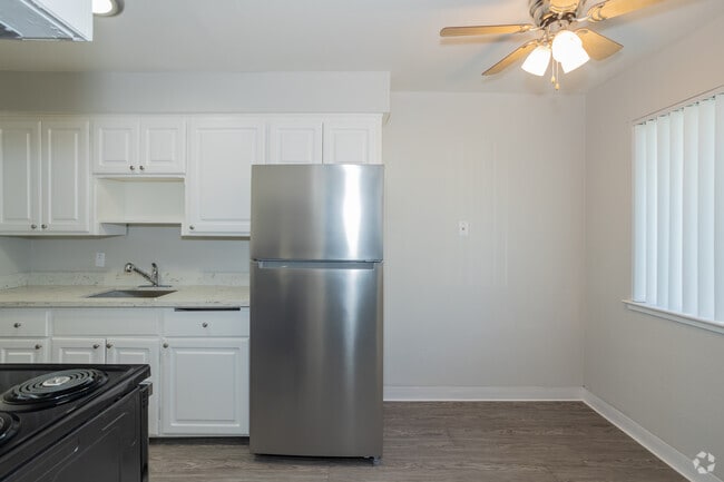 1BR, 1BA - 700SF