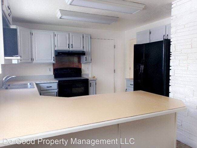 Photo - 5 br, 2 bath House - 2822 S Laurelhurst Dr