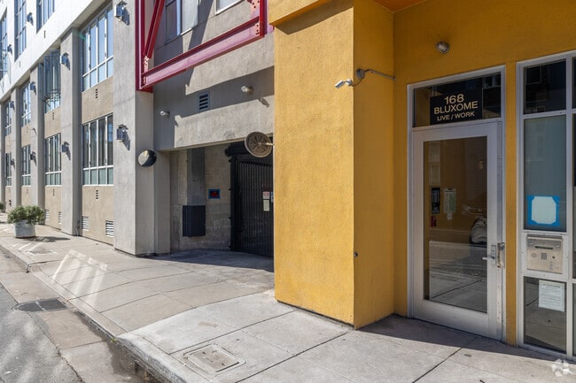 Entrada - Bluxome Lofts