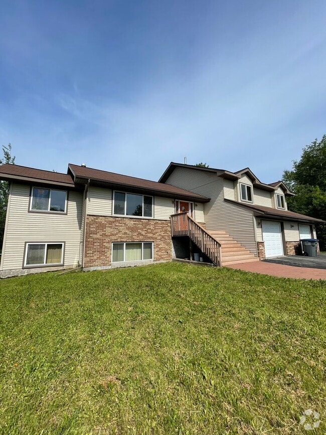 Building Photo - AVAILABLE NOW - 4 Bed, 3.5 Bath Home in He...