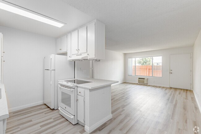 2BR, 1 BA - 818SF