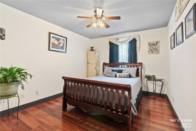 Photo - 405 SW 10th St