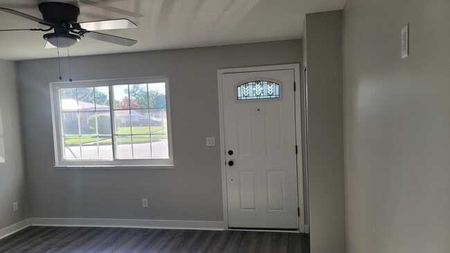 Photo - 1725 Smith St