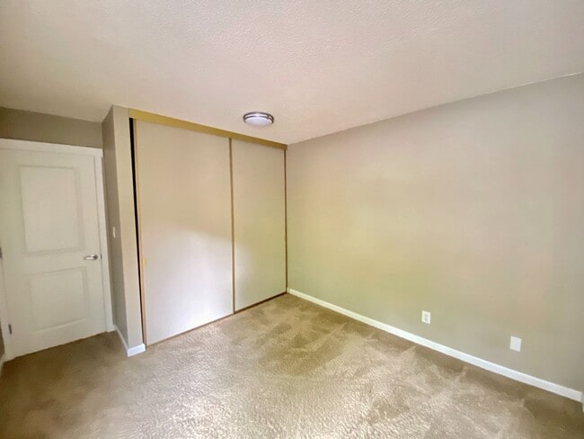 Building Photo - Bellevue Way Condo!!!!