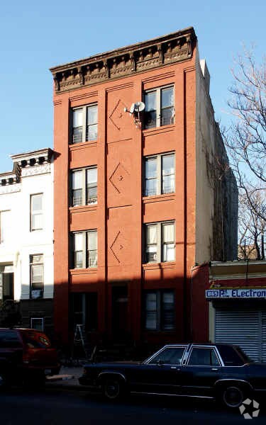 Photo - 863 Hancock St