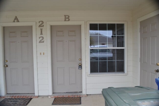 Building Photo - 212 Janelle Dr Unit B