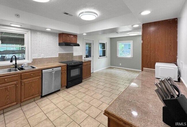 205 S Bryan Ave