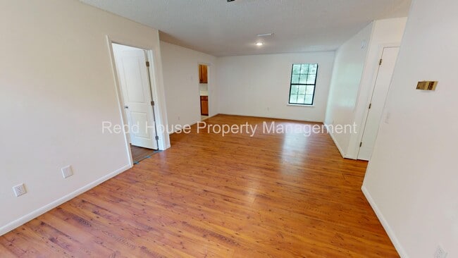 Photo - 111 Oakridge Cir