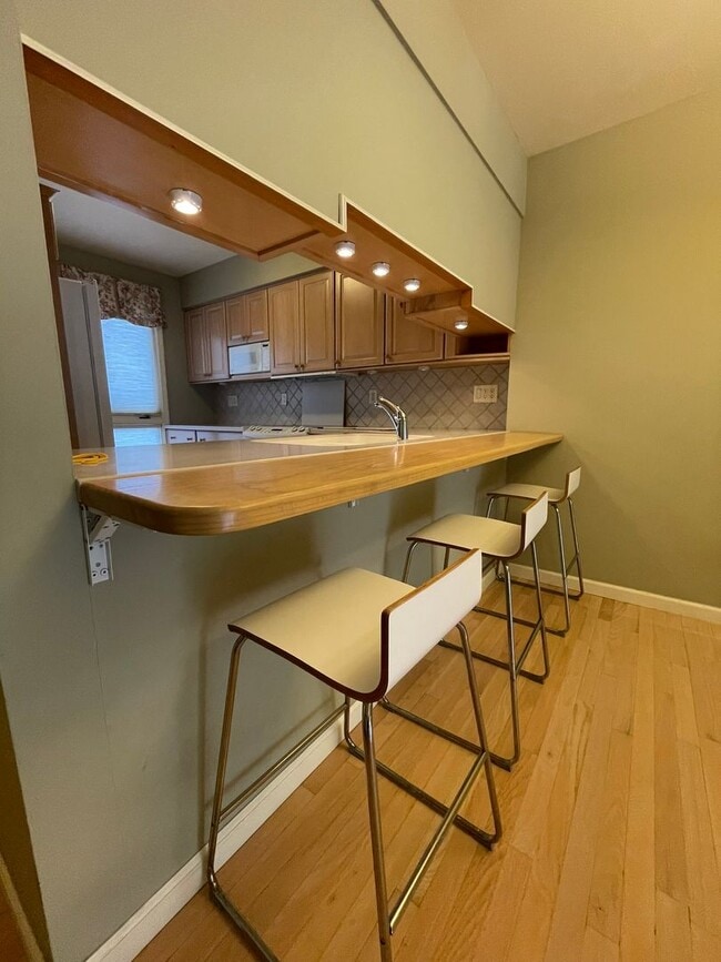 Building Photo - Updated End-Unit Condo in Earhart Village – Prime Location!