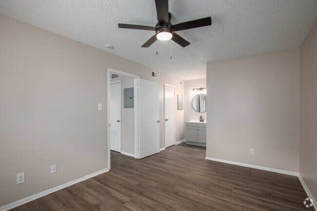 1BR, 1BA - 550SF Updated - Bedroom - Summer Tree