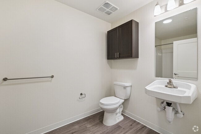 Studio - 435SF: Bathroom