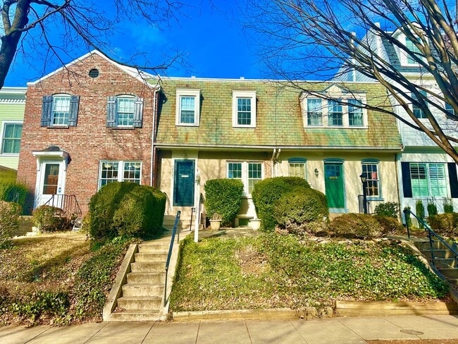 Building Photo - Georgetown near GT Medstar Hospital, Chic Rowhouse 5br/3Ba w/Yard, Deck, Parking