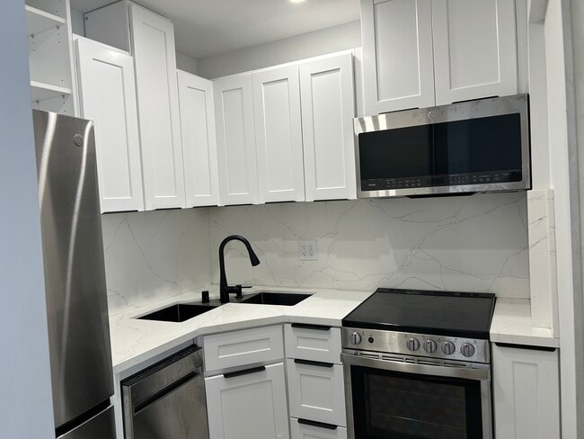 Building Photo - 15737 Sutton St