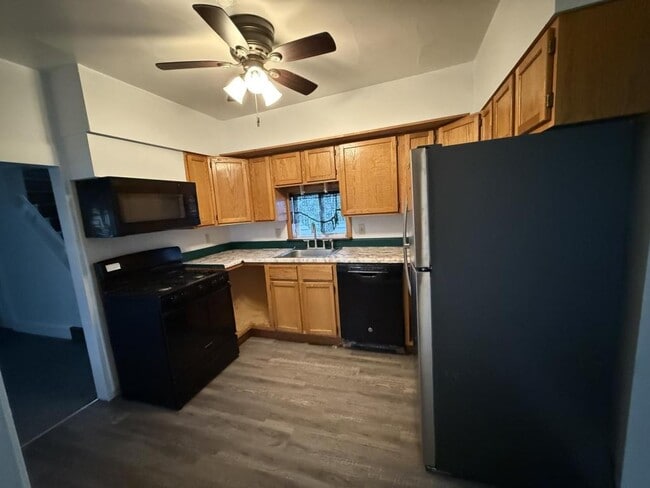 Photo - 906 E 9th St