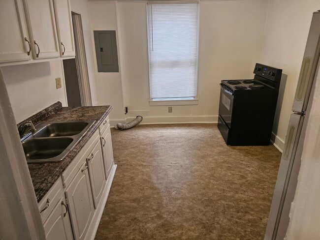 Photo - 707 Washington St W