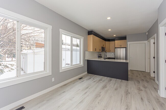 Photo - 11547 St Albert Trail NW Unité Upper-11547
