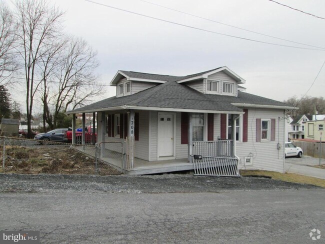 Building Photo - 1208 Locust St Rental