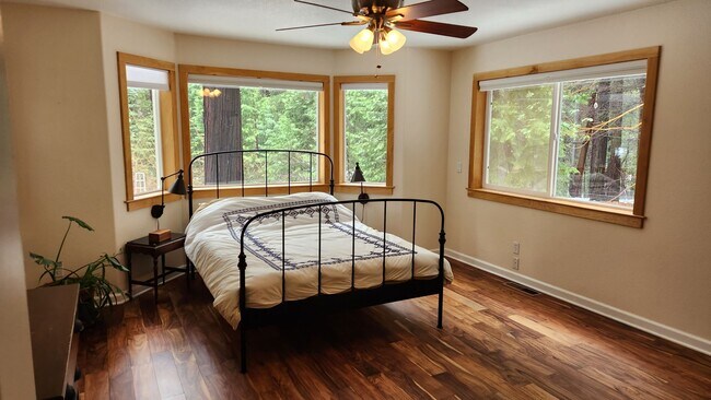 Photo - Large Home Close to Town In The Trees